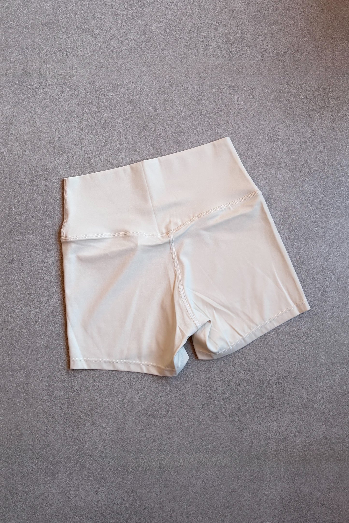 Booty Short Blanco Hueso