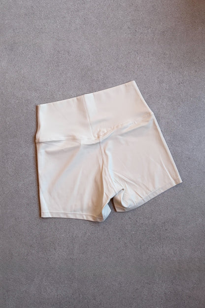 Booty Short Blanco Hueso