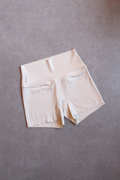 Booty Short Blanco Hueso
